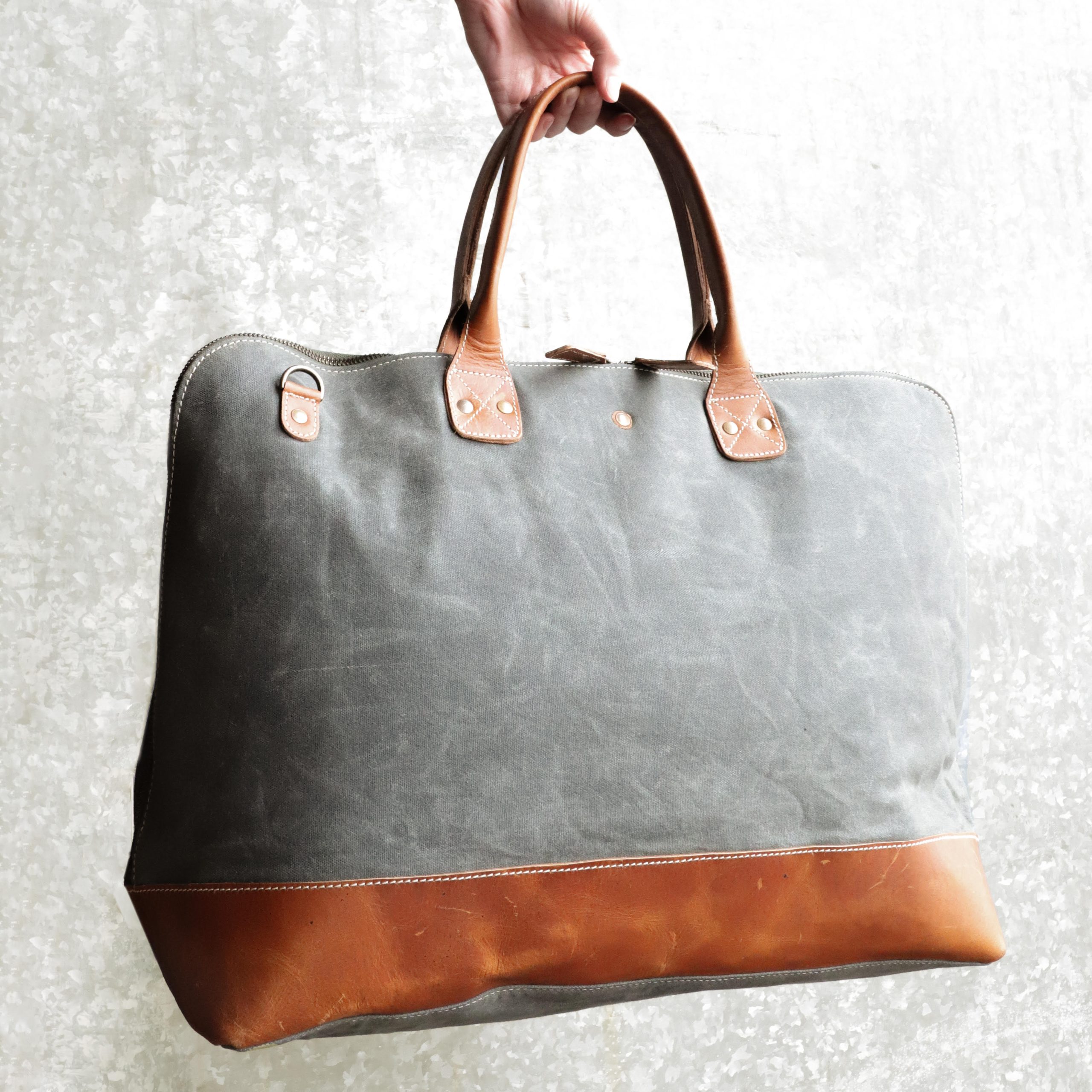 GREY WEEKENDER BAG