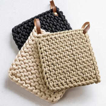KNIT POT HOLDER WITH LEATHER STRAP