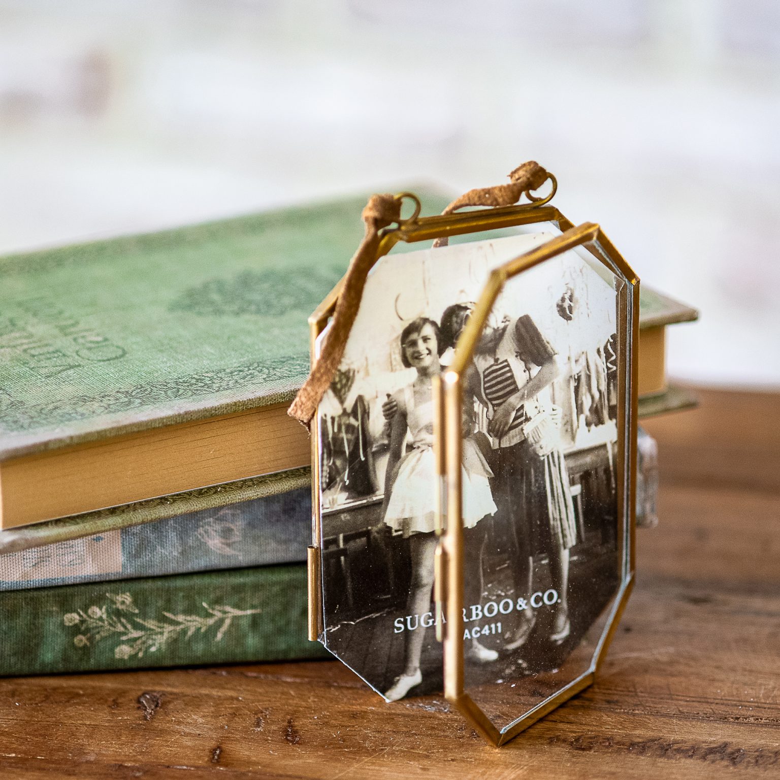 Octogen Photo Frame BRASS OCTAGON PHOTO FRAME – Nest Home Decor