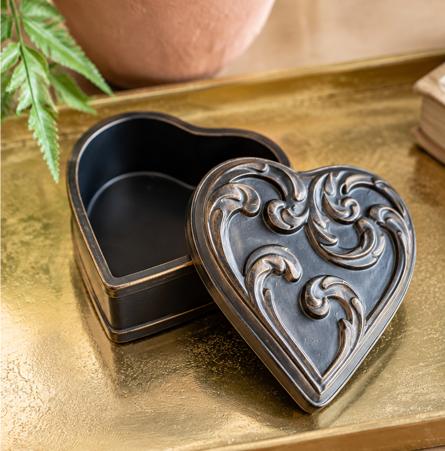ANTIUQE BRONZE HEART BOX